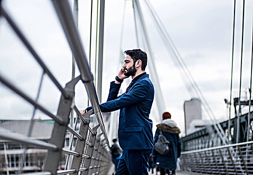 商务人士,站立,步行桥,交谈,智能手机,伦敦,英国