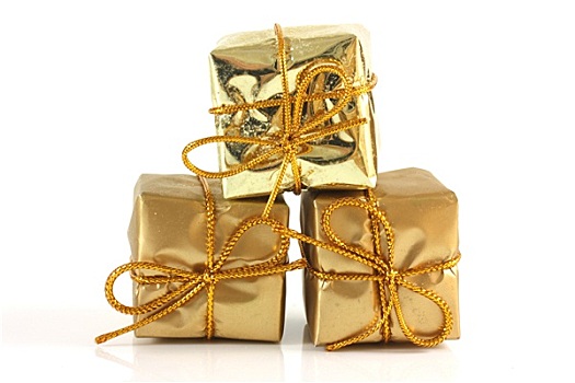 三个,金色,盒子,包裹,白色背景