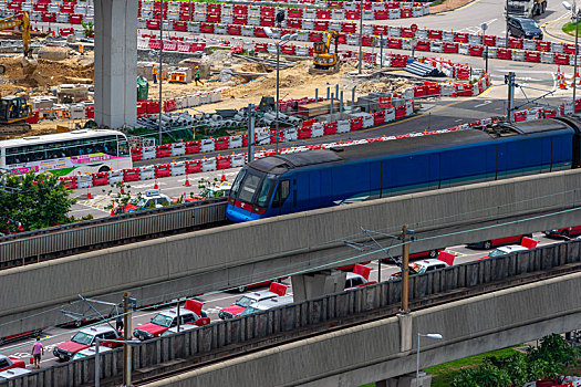 一列港铁机场快线列车正驶入香港国际机场的车站