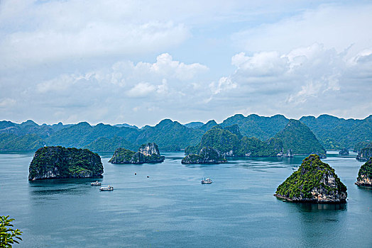 越南广宁鸿基市下龙湾基托夫岛顶上眺望下龙湾群岛