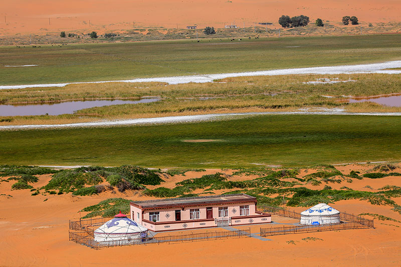 沙漠上的蒙古包