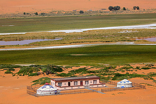 沙漠上的蒙古包