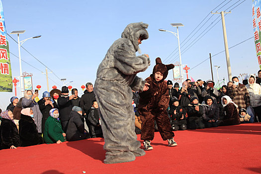 新疆哈密,哈萨克族物质文化遗产,阿尤毕,熊舞