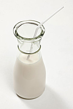 广口瓶里的牛奶