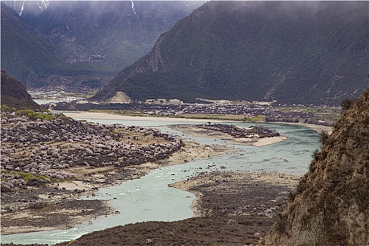 雅鲁藏布江大峡谷风光