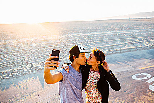 年轻,情侣,撅嘴,向上,智能手机,海滩,威尼斯海滩,加利福尼亚,美国