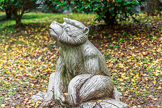 公园内生肖猴,石头雕塑