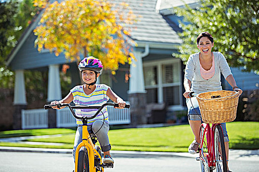 母女,骑,自行车,晴朗,街道