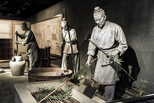 河南省安阳中国文字博物馆内古代造纸场景雕塑