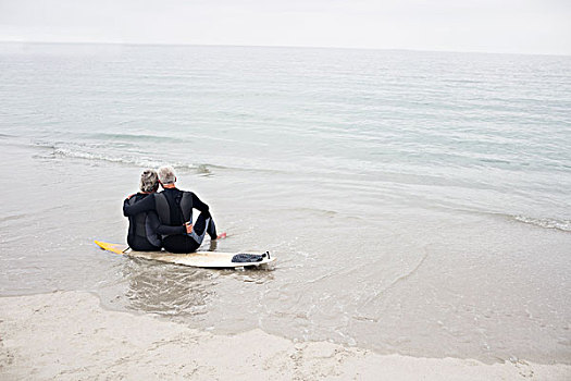 后视图,坐,夫妇,冲浪板,海滩