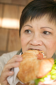 老人,亚洲女性,吃,三明治