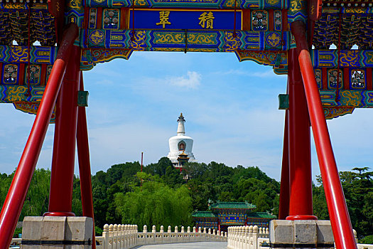 中国北京北海公园白塔,牌楼,大桥