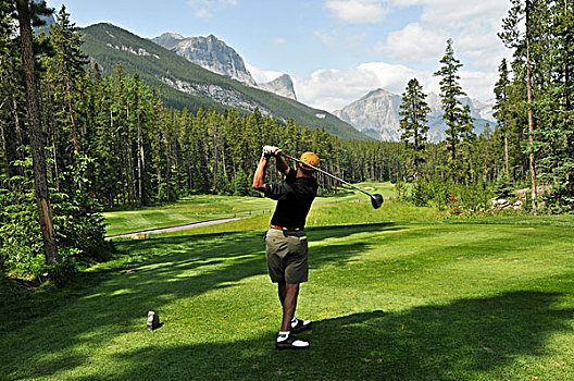中年,男人,玩,高尔夫,落基山脉,艾伯塔省,加拿大