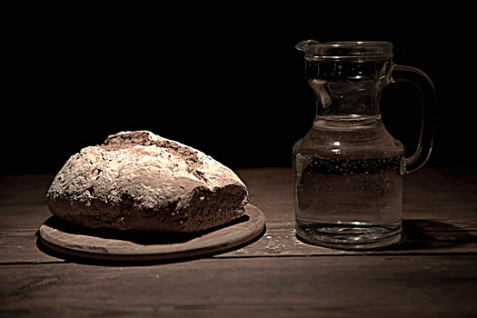 长条面包,罐,水,桌子