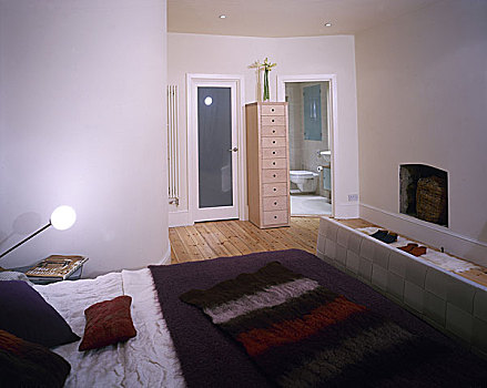 现代,卧室,木地板,玻璃门,壁炉,双人床,紫色,床上用品