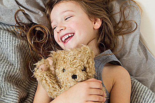微笑,女孩,拿着,泰迪熊,床上