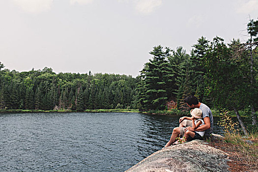 男青年,女儿,坐,石头,边缘,湖