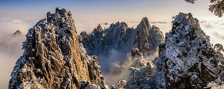 最美黄山冬雪时-晨光云海始信峰