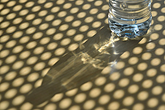网眼桌面上的水瓶
