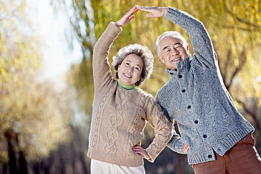 在公園晨練的老夫妻