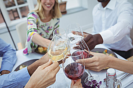 群体,朋友,祝酒,葡萄酒杯,食物,餐馆