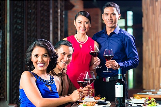 亚洲人,朋友,祝酒,葡萄酒,餐馆