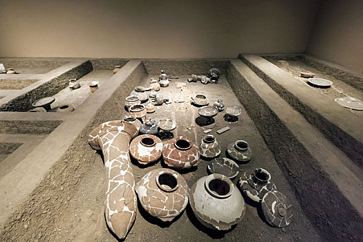 南京博物院内古代墓葬考古发掘现场