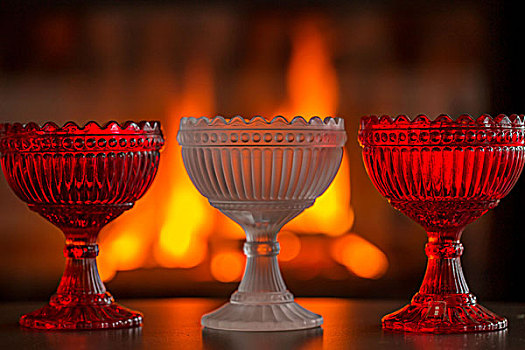 三个,玻璃碗,壁炉,火,背景