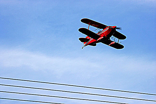 首届重庆梁平航展上的双翼机飞机特技飞行表演,五线谱上的飞行