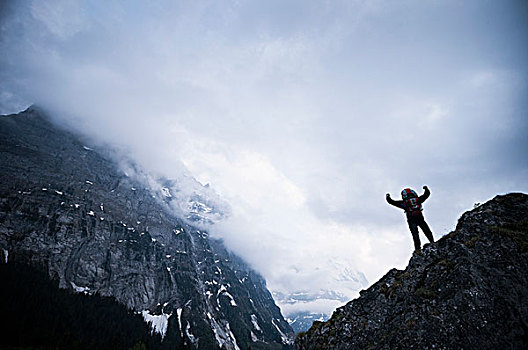 站立,男人,岩石上,攀升,艾格尔峰,背景,伯恩高地,瑞士