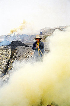 河南洛阳市伊川县高山乡的一个采石场,这是烧制石灰的石灰窑在烧制石灰