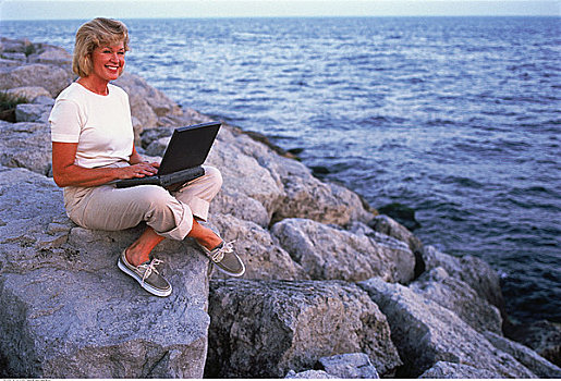 成年,女人,坐,石头,靠近,水,使用笔记本,电脑