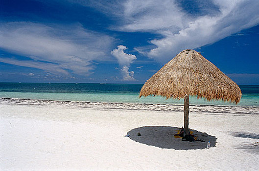 海滩风景,茅草屋顶,海滩伞,尤卡坦半岛,墨西哥