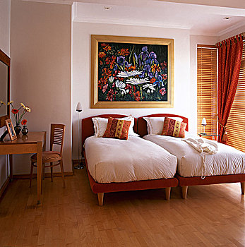 鲜明,卧室,两个,相似,床,书桌,椅子,墙壁,艺术,窗,木头,百叶窗
