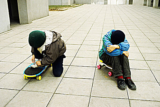 两个孩子,玩,滑板