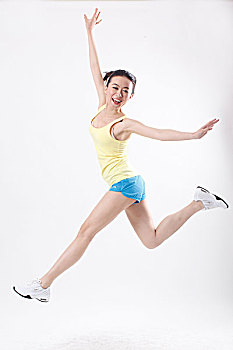 一个穿运动套装跳跃的青年女士