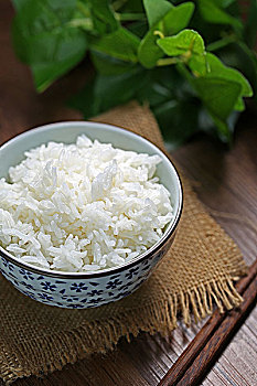 青花碗中的大米饭