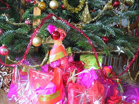 特写,礼物,圣诞树,粉色,绿色,礼品包装,包裹