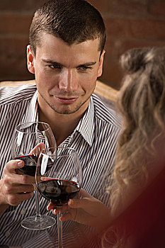 情侣,祝酒,葡萄酒杯,坐,餐馆,浪漫,约会