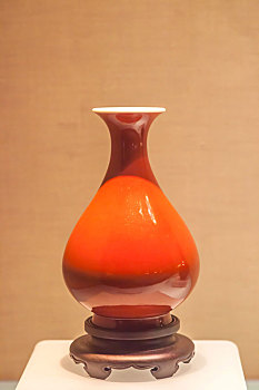 首都博物馆珍藏的霁红釉玉壶春瓶清代雍正