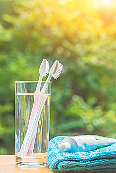 牙刷,牙膏,玻璃杯,毛巾,洗面奶等盥洗用品
