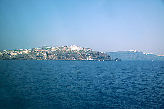 希腊雅典航行在海洋岛屿之间的游船