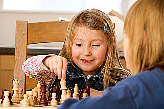 两个女孩,玩,下棋