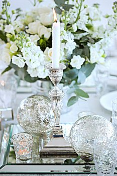 桌子,安放,玫瑰,后面,银,烛台,玻璃杯,小玩意