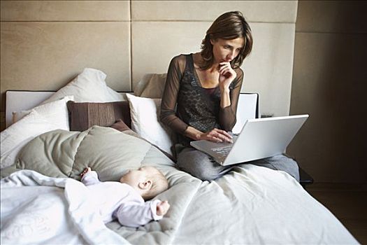 女人,婴儿,笔记本电脑