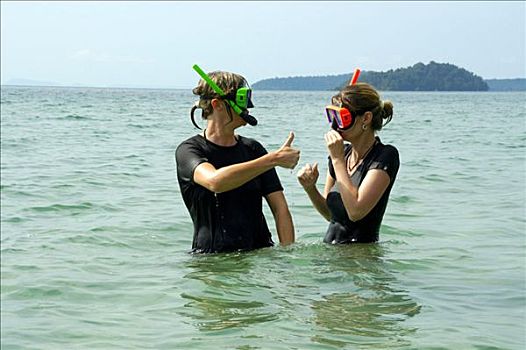两个,女人,戴着,面具,通气管,水,靠近,柬埔寨