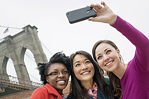 纽约,布鲁克林大桥,上方,东河,三个女人,排列,微笑,一个,照相,机智,电话