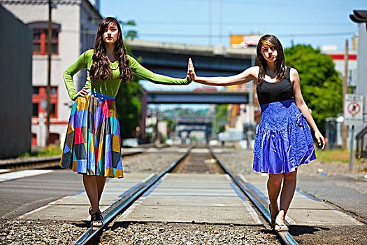 女青年,平衡性,铁轨,市区,波特兰,俄勒冈,美国