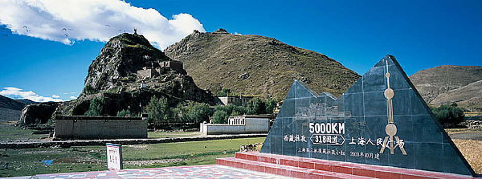 西藏日喀则308国道500公里纪念碑