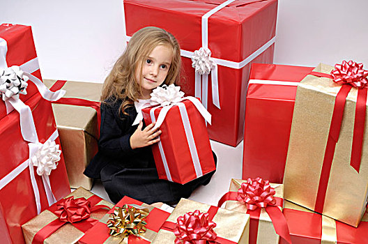 小,女孩,坐,围绕,巨大,堆,圣诞节,礼物,盒子